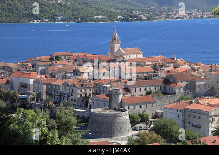 Blick hinunter auf Korcula Altstadt die Mauern der alten Festungsstadt mit roten Terrakotta Ziegeldächer Stockfoto