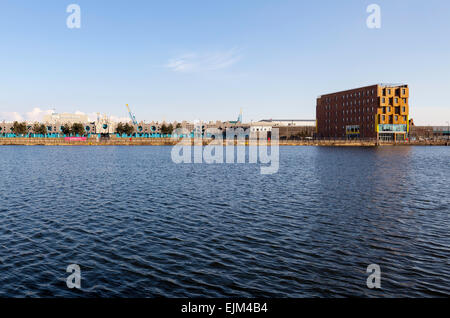 BBC Wales Roath Lock Studios und Gloworks Creative Center in Cardiff Bay auf der anderen Seite der wassergefüllten Schleuse auf einem sonnigen Tag gegen einen klaren blauen Himmel Stockfoto