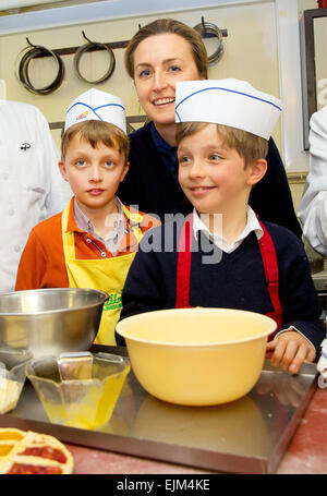 Belgischen Prinzessin Claire besuchen Zwillinge, Prinz Nicolas und Prince Aymeric (R) und eine Bäckerei in Hasselt für eine Backen-Lektion ein Limburger Kuchen und Lebkuchen von Hasselt, 28. März 2015. Foto: Albert Nieboer / RPE / Niederlande - kein Draht-Dienst - Stockfoto