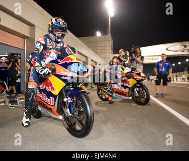 Losail Circuit, Katar 28. März 2015, Red Bull KTM Ajo Fahrer Miguel Olivaira und Brad Binder während Moto3 Qualifikation für den Start des 2015 FIM Motorrad Grand Prix in Katar © Tom Morgan / Alamy Stockfoto