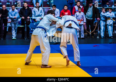 ORENBURG, Region ORENBURG, Russland - 29. November 2014: zwei Jungen kämpfen um die Meisterschaft über Judo unter Junioren Stockfoto