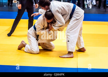 ORENBURG, Region ORENBURG, Russland - 29. November 2014: zwei Jungen kämpfen um die Meisterschaft über Judo unter Junioren Stockfoto