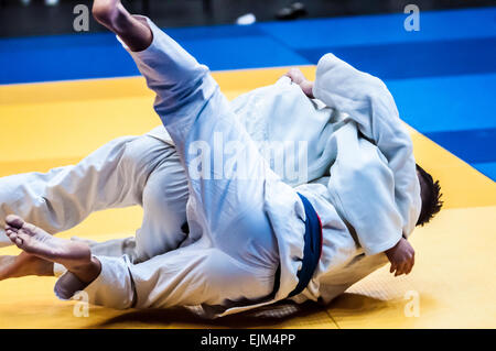 ORENBURG, Region ORENBURG, Russland - 29. November 2014: zwei Jungen kämpfen um die Meisterschaft über Judo unter Junioren Stockfoto