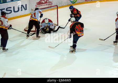 ORENBURG, Region ORENBURG, Russland - 7. Februar 2015: Sponsorenunterstützung spielte Hockey im Rahmen des Allrussischen Tages des Wintersports, dem Jahrestag der XXII Olympische Winterspiele und XI Paralympischen Winterspiele 2014 in Sotschi Stockfoto