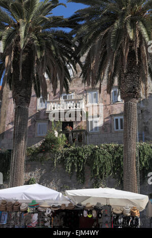 Palm Bäume Korcula Altstadt Renaissancehaus oberhalb der Stadtmauer über dem Souvenirmarkt Stände Stockfoto