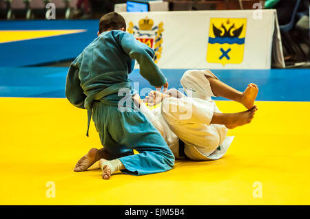 Orenburg, Region Orenburg, Russland - 29. Oktober 2014: die Jungs zu konkurrieren, in der All-Russischen Judo-Turnier in Erinnerung an Viktor Chernomyrdin Stockfoto