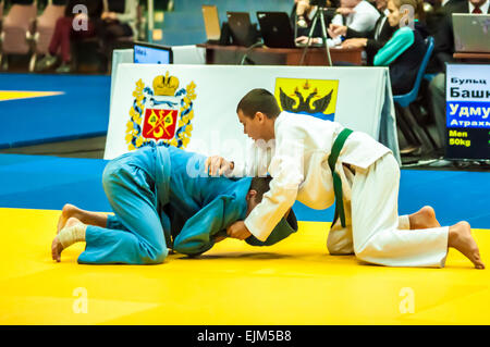 Orenburg, Region Orenburg, Russland - 29. Oktober 2014: die Jungs zu konkurrieren, in der All-Russischen Judo-Turnier in Erinnerung an Viktor Chernomyrdin Stockfoto