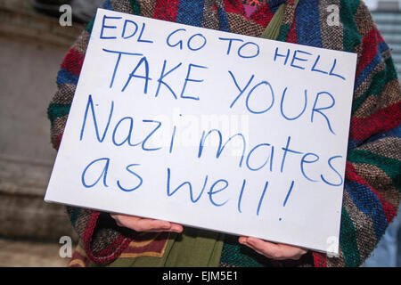 Manchester, Großbritannien, 28. März 2015. "EDL gehen in die Hölle' Kombinierte Nationale Front und White Pride Demo in Piccadilly. Verhaftung, wie weit rechts 'White Pride' Gruppe in Manchester versammelt, um eine Demonstration zu inszenieren. Rund 50 Mitglieder der Gruppe schwenkten Fahnen und marschierten durch die Piccadilly Gardens. Mit antifaschistischen Aktivisten Inszenierung einer Gegendemonstration Polizei Trennlinie zwischen den beiden Seiten. Greater Manchester Polizei sagte, zwei Festnahmen vorgenommen wurden, eine für einen Verstoß gegen den Frieden. Die zweite war auch über einen öffentlichen Auftrag Handlung statt. Stockfoto