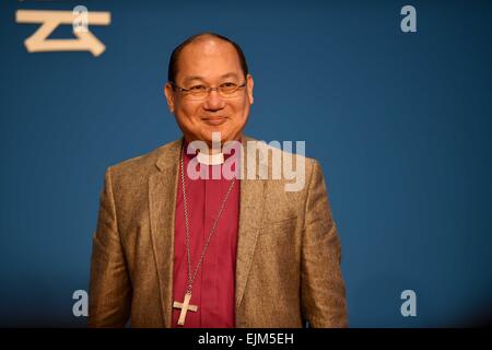 (150329)--BOAO, 29. März 2015 (Xinhua)--Paul Kwong, Erzbischof von Hong Kong Sheng Kung Hui (anglikanisch), spricht während einer TV-Debatte-Sitzung unter dem Motto auf "Frieden & Harmonie: die Aufklärung der Religionen 2015 Boao Forum für Asien (BFA) in Boao, Süd-China Provinz Hainan, 29. März 2015. (Xinhua/Guo Cheng) (Wjq) Stockfoto