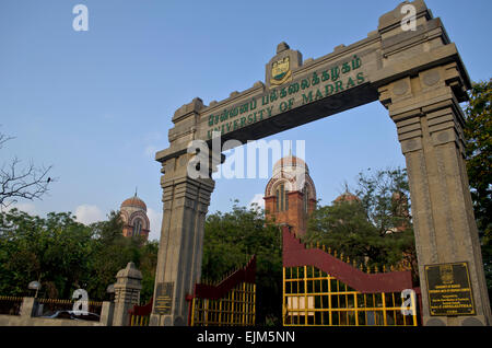 Ein Blick auf das Haupttor der Universität Madras in Chennai, Tamil Nadu, Indien Stockfoto