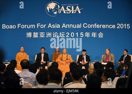 (150329)--BOAO, 29. März 2015 (Xinhua)--A TV Debatte Sitzung Thema "Frieden & Harmonie: die Aufklärung der Religionen findet während der 2015 Boao Forum für Asien (BFA) in Boao, Süd-China Provinz Hainan, 29. März 2015. (Xinhua/Guo Cheng) (Wjq) Stockfoto