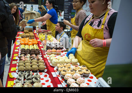 Brighton & Hove, East Sussex, Großbritannien. VegFest 2015 Brighton, im Brighton Centre, eine Ausstellung, die alles Vegetarische und Veganer feiert, mit Vorträgen, Verkaufsständen und Demonstrationen. Frau Cupcake beim VegFest 2015. 29. März 2015 Stockfoto