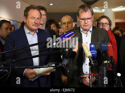 Frank Bsirske (L), Vorsitzender von Verdi und Sachsen-Anhalts Minister von Finanzminister Jens Bullerjahn sprechen Sie mit Journalisten nach einem Tarifvertrag mit staatlichen Daseinsvorsorge in Potsdam, Deutschland, 28. März 2015. Foto: BRITTA PEDERSEN/dpa Stockfoto