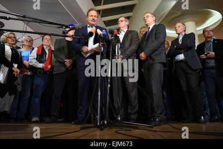 (L-R) Frank Bsirske, Vorsitzender der Verdi, Sachsen-Anhalt Minister für Finanzminister Jens Bullerjahn und Willi Russ, Chefunterhändler der deutschen öffentlichen Dienst-Bund (Dbb), sprechen Sie mit Journalisten nach einem Tarifvertrag mit staatlichen Daseinsvorsorge in Potsdam, Deutschland, 28. März 2015. Foto: BRITTA PEDERSEN/dpa Stockfoto