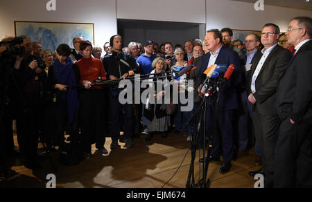 (L-R) Frank Bsirske, Vorsitzender der Verdi, Sachsen-Anhalt Minister für Finanzminister Jens Bullerjahn und Willi Russ, Chefunterhändler der deutschen öffentlichen Dienst-Bund (Dbb), sprechen Sie mit Journalisten nach einem Tarifvertrag mit staatlichen Daseinsvorsorge in Potsdam, Deutschland, 28. März 2015. Foto: BRITTA PEDERSEN/dpa Stockfoto