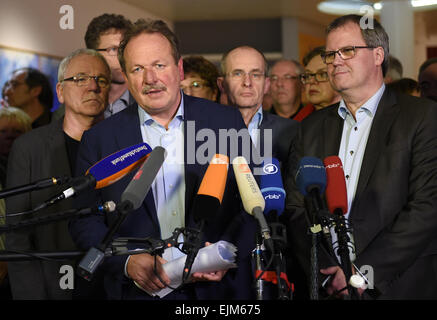 GEW-Chef der Verhandlungen, Andreas Gehrke (l-R), Frank Bsirske (L), Vorsitzender von Verdi und Sachsen-Anhalts Minister von Finanzminister Jens Bullerjahn sprechen Journalisten nach einem Tarifvertrag mit staatlichen Daseinsvorsorge in Potsdam, Deutschland, 28. März 2015. Foto: BRITTA PEDERSEN/dpa Stockfoto