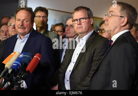 (L-R) Frank Bsirske, Vorsitzender der Verdi, Sachsen-Anhalt Minister für Finanzminister Jens Bullerjahn und Willi Russ, Chefunterhändler der deutschen öffentlichen Dienst-Bund (Dbb), sprechen Sie mit Journalisten nach einem Tarifvertrag mit staatlichen Daseinsvorsorge in Potsdam, Deutschland, 28. März 2015. Foto: BRITTA PEDERSEN/dpa Stockfoto