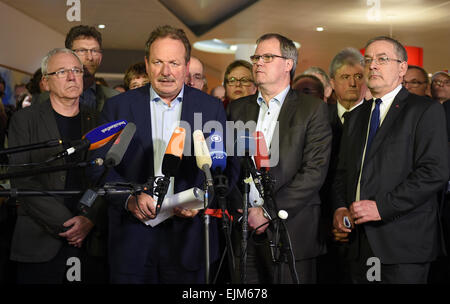 (L-R) Frank Bsirske, Vorsitzender der Verdi, Sachsen-Anhalt Minister für Finanzminister Jens Bullerjahn und Willi Russ, Chefunterhändler der deutschen öffentlichen Dienst-Bund (Dbb), sprechen Sie mit Journalisten nach einem Tarifvertrag mit staatlichen Daseinsvorsorge in Potsdam, Deutschland, 28. März 2015. Foto: BRITTA PEDERSEN/dpa Stockfoto