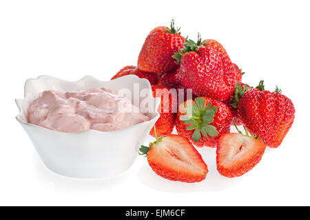 Frische saftige Erdbeere mit Joghurt in Schüssel isoliert auf weißem Hintergrund. Closeup. Stockfoto