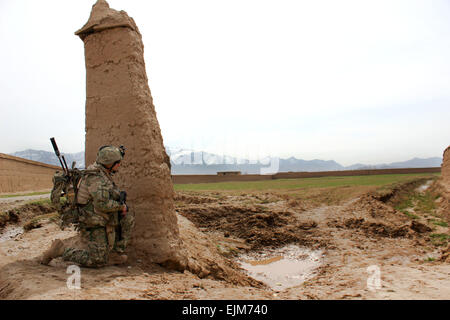 Ein Soldat der georgischen Armee während einer Patrouille außerhalb der Ortschaft Qaleh Musa Schmerzen 12. März 2015 in der Provinz Helmand, Afghanistan. Stockfoto