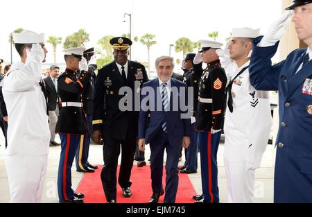 US Central Command Kommandeur General Lloyd J. Austin III begleitet afghanische Chief Executive Dr. Abdullah Abdullah durch eine Ehre Cordon auf ihrem Weg in die CENTCOM Hauptquartier 27. März 2015 in Tampa, Florida. Stockfoto