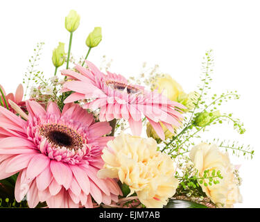 Fragment von Bouquet von Gerbera, Nelken und andere Blumen isoliert auf weißem Hintergrund. Stockfoto