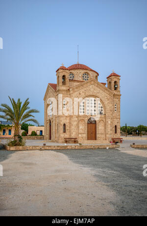Agios Georgios-Kirche in der Nähe von Paphos auf Zypern in der Dämmerung Stockfoto