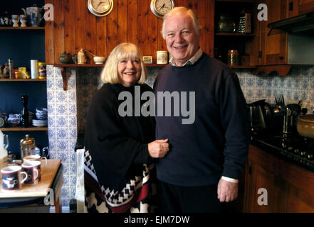 Schauspielerin Judy Cornwell zu Hause in Brighton mit Ehemann John Parry hat soeben ihre Autobiografie Foto November 2005 veröffentlicht. Stockfoto