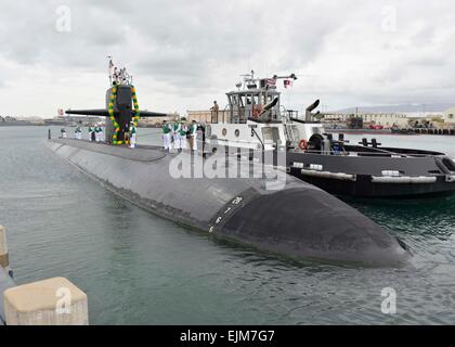 UNS Navy Matrosen an Bord des Los-Angeles-Klasse Angriffs u-Boot USS Olympia vorbereiten, bei den u-Boot-Anlegestellen am gemeinsamen Basis Pearl Harbor-Hickam moor nach Abschluss einen sechsmonatigen Einsatz 25. Februar 2015 in Honolulu, Hawaii. Stockfoto