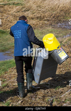 Southport, Sefton, Merseyside, UK. 29. März 2015. UK Wetter. RSPB Beach' bis 'Pick von Müll, Müll & marine Ablagerungen nach Übernachtung gales. Wurf und Kunststoffabfällen gewaschen oben auf der verunreinigt, die Sümpfe des Ribble Marshside Nature Reserve von der Irischen See durch Marine Conservation Volunteers gesammelt wird. Diese Rückstände können von Wildtieren gesammelt werden, dass es in ihren Nestern Gebrauch und werden anschließend durch Strangulieren oder durch Schlucken kleinere Partikel der schädlichen Abfällen Kunststoffe getötet. Stockfoto