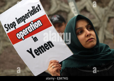 Ankara, Türkei. 29. März 2015. March.29, 2015 - Demonstranten protestierten gegen Saudi-Arabien für die militärische Operation im Jemen vor Saudi-Arabien Botschaft in der Türkei. © Tumay Berkin/ZUMA Wire/ZUMAPRESS.com/Alamy Live-Nachrichten Stockfoto