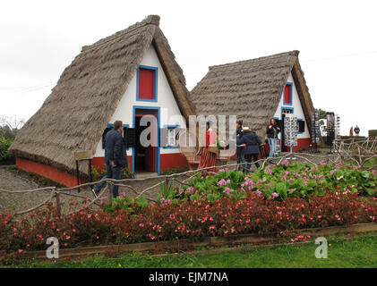 Santana, Portugal. 6. März 2015. Traditionellen strohgedeckten Bauernhäuser auf Madeira in Santana, Portugal, 6. März 2015. Foto: Jens Kalaene - NO-Draht-SERVICE-/ Dpa/Alamy Live News Stockfoto