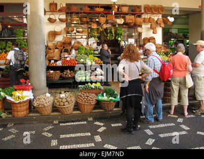 Funchal, Portugal. 9. März 2015. Gemüse- und Händlern in der Markthalle auf Madeira in Funchal, Portugal, 9. März 2015. Foto: Jens Kalaene - NO-Draht-SERVICE-/ Dpa/Alamy Live News Stockfoto