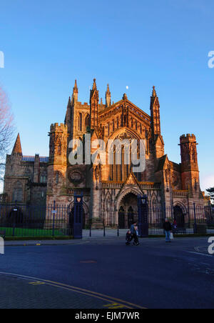 Hereford Kathedrale westlich vorne seine Türme in den Himmel fangen die Tage letzten Strahlen der Sonne zu erreichen. Stockfoto