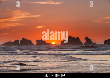 Sonnenuntergang über Katze und Kätzchen Felsen, Meer-Stacks in Bandon Strand entlang der Küste von Oregon, Oregon, USA. Stockfoto