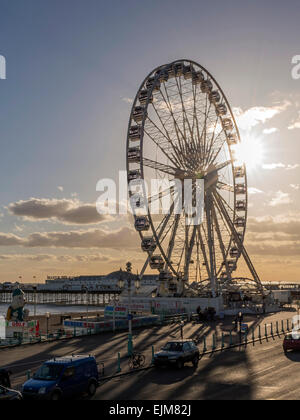 Frühling-Sonnenuntergang über Brighton Rad und Pier Stockfoto