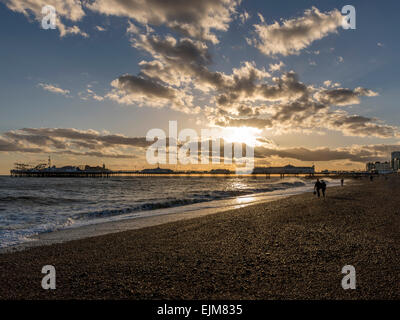 Frühling-Sonnenuntergang über Brighton Pier Stockfoto