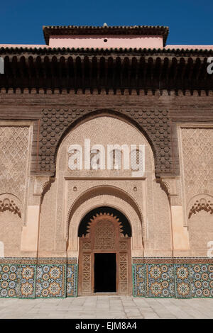 Reich verzierte Tür in den Innenhof der Medersa Ben Youssef, Marrakesch, Marokko, Nordafrika. Stockfoto