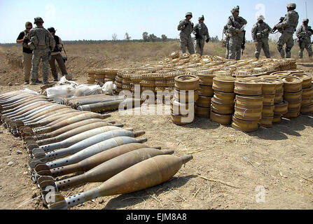 Irakische Nationalpolizei und US-Armee Soldaten Transport beschlagnahmten Waffen auf Befehl Outpost Cashe 13. April 2008 in der Nähe von Abu Thayla, Irak. Stockfoto