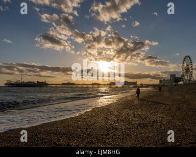 Frühling-Sonnenuntergang über Brighton Rad und Pier Stockfoto