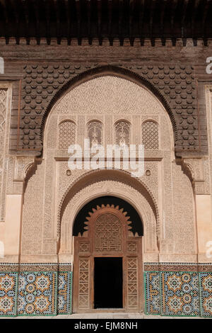 Reich verzierte Tür in den Innenhof der Medersa Ben Youssef, Marrakesch, Marokko, Nordafrika. Stockfoto