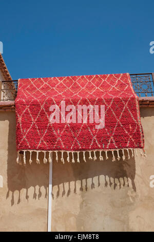 Marokkanischer Teppich hängen in der Sonne. Marrakesch (Marrakech), Marokko, Nordafrika. Stockfoto