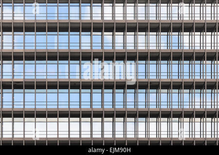 Geometrisch korrekten architektonischen Hintergrund der modernen Bürogebäude Fassade mit blauen Himmel und Wolken Spiegelbild im Fenster Stockfoto