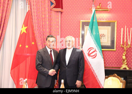 (150329)--LAUSANNE, 29. März 2015 (Xinhua)--chinesische Außenminister Wang Yi (L) trifft mit seinem iranischen Amtskollegen Mohammad Javad Zarif in Lausanne, Schweiz, am 29. März 2015. (Xinhua/Zhang Miao) Stockfoto