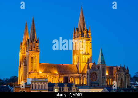 Blick von der Dachterrasse von Truro Cornwall England mit der Kathedrale, in der Dämmerung beleuchtet Stockfoto