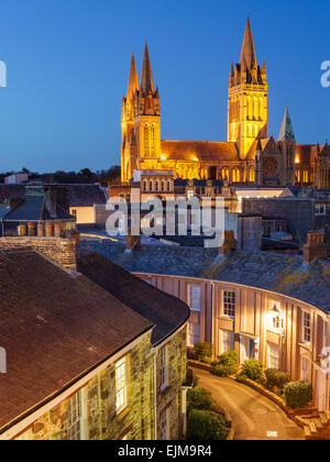 Blick von der Dachterrasse von Truro Cornwall England mit der Kathedrale, in der Dämmerung beleuchtet Stockfoto