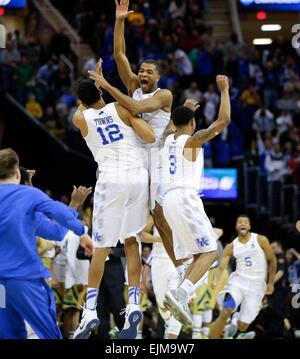 Cleveland, Ohio, USA. 28. März 2015. Kentucky Wildcats bewachen AARON HARRISON (2) feierte mit Kentucky Wildcats vorwärts KARL-ANTHONY TOWNS (12) als Kentucky besiegte Notre Dame 68-66 in der NCAA Elite 8 in Cleveland. Kredit-Bild: © Mark Cornelison/Lexington Herald-Leader/ZUMA Draht) Stockfoto