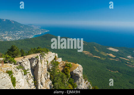 Blick auf die Küste des Schwarzen Meeres in der Nähe der Stadt Jalta vom Berg Aj-Petri in der Krim, Ukraine. Stockfoto