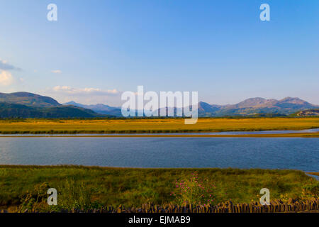 Snowdonia Bergkette gesehen von Porthmadog, North Wales, Vereinigtes Königreich Stockfoto