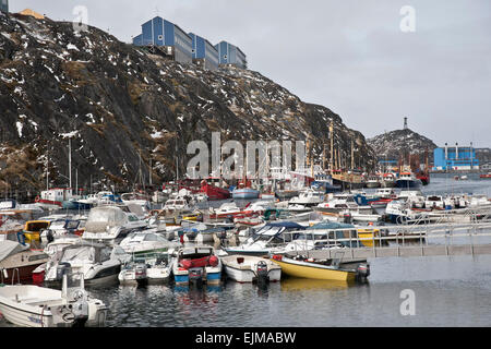 Boote im Fischerhafen von Nuuk in Grönland Stockfoto